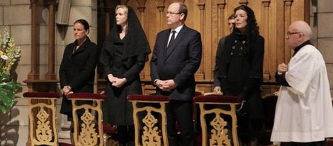 Estefanía, Charlene, Alberto y Carolina de Mónaco en la misa por el décimo aniversario de la muerte del Príncipe Rainiero