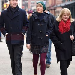 Taylor Swift con su madre Andrea y su hermano Austin