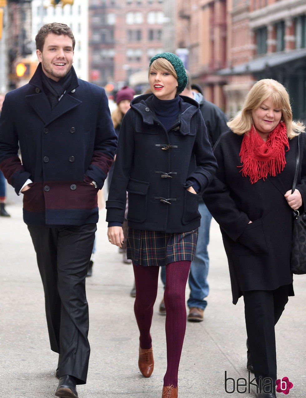 Taylor Swift con su madre Andrea y su hermano Austin