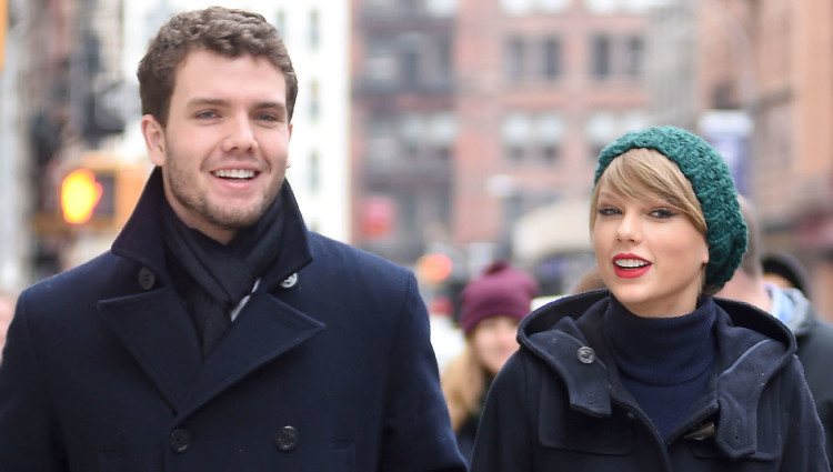 Taylor Swift con su madre Andrea y su hermano Austin