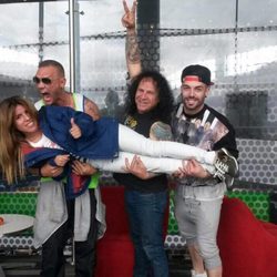 Nacho Vidal, Fortu y Rasel sostienen a Chabelita en volandas en las fotos de su viaje para participar en 'Supervivientes 2015'