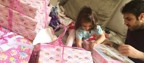 Lia Fàbregas rodeada de regalos en su segundo cumpleaños