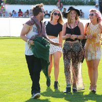 Julianne Hough, Lauren Parsekian y Aaron Paul en el Festival de Coachella 2015