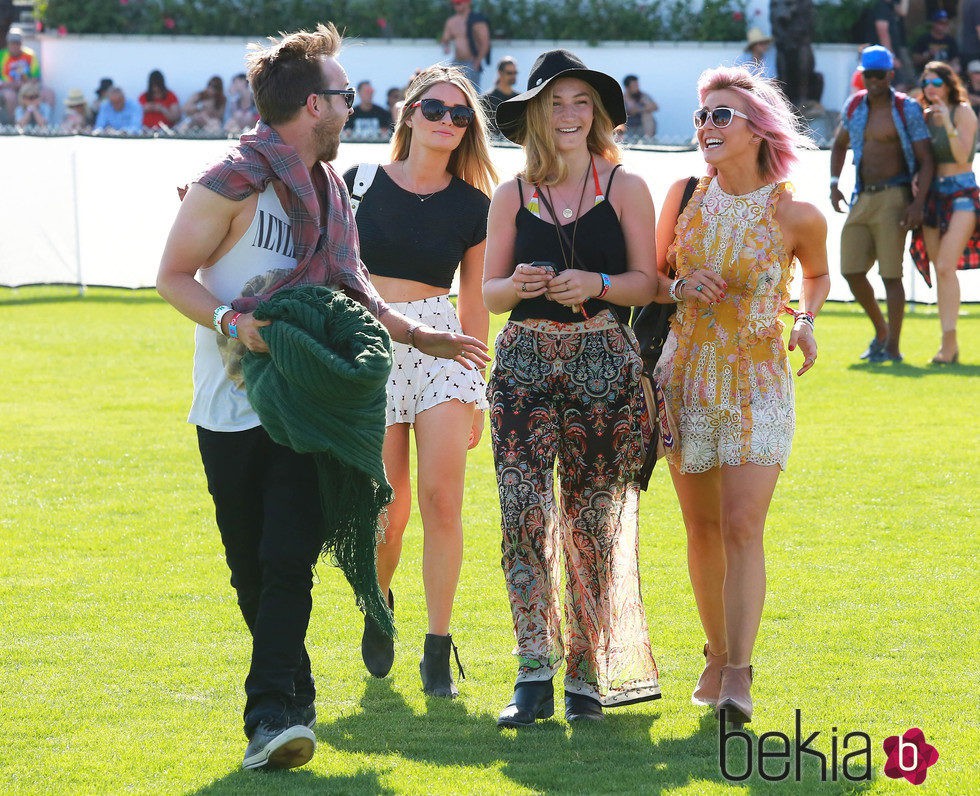 Julianne Hough, Lauren Parsekian y Aaron Paul en el Festival de Coachella 2015