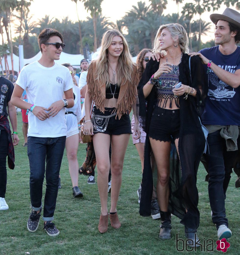 Gigi Hadid rodeada de amigos en el Festival de Coachella 2015