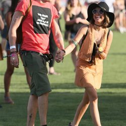 Sarah Hyland y Dominic Sherwood Stick en el Festival de Coachella 2015