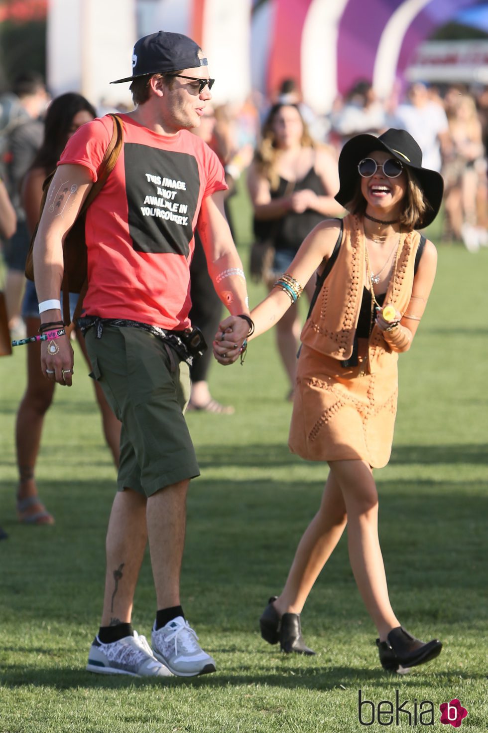 Sarah Hyland y Dominic Sherwood Stick en el Festival de Coachella 2015