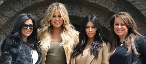 Kim y Khloé Kardashian en su visita a Érevan