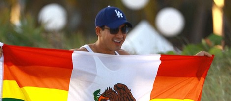 Mario Lopez posa con la bandera del orgullo gay