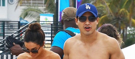 Mario Lopez y Courtney Mazzo en la playa South Beach de Miami