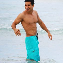 Mario Lopez luce cuerpazo en la playa durante el Miami Beach Gay Pride Parade