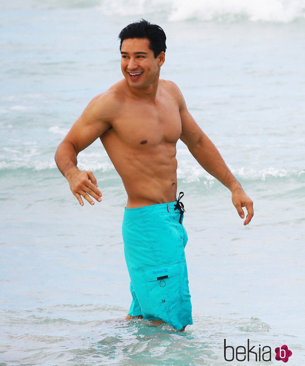 Mario Lopez luce cuerpazo en la playa durante el Miami Beach Gay Pride Parade