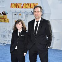 Mark Ruffalo con su hija Bella Ruffalo en los MTV Movie Awards 2015