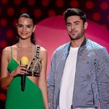  Emily Ratajkowski y Zac Efron durante la gala de los MTV Movie Awards 2015