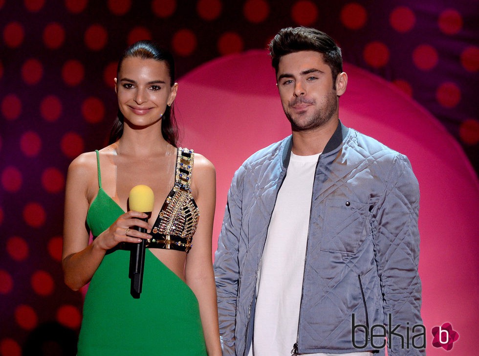  Emily Ratajkowski y Zac Efron durante la gala de los MTV Movie Awards 2015