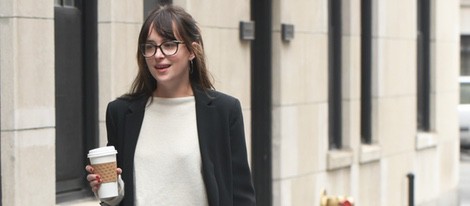 Dakota Johnson con su perro Zeppelin por Nueva York