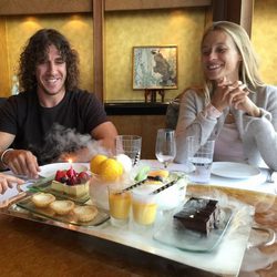 Carles Puyol celebra su 37 cumpleaños en Shanghai con Vanesa Lorenzo