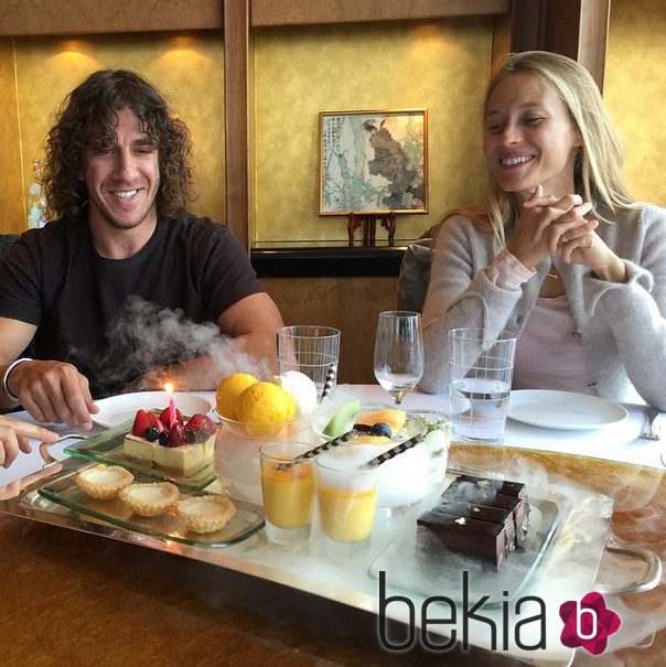 Carles Puyol celebra su 37 cumpleaños en Shanghai con Vanesa Lorenzo