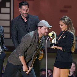 Jennifer Lopez recibiendo el premio de los MTV Movie Awards