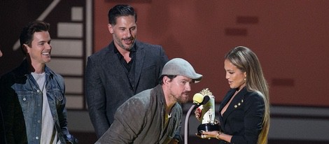 Jennifer Lopez recibiendo el premio de los MTV Movie Awards 