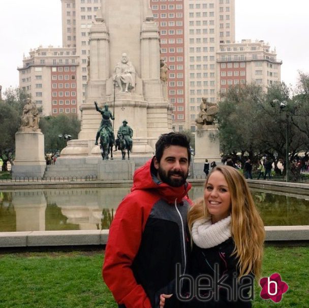 Yoli y Jonathan en la Plaza de España en Madrid