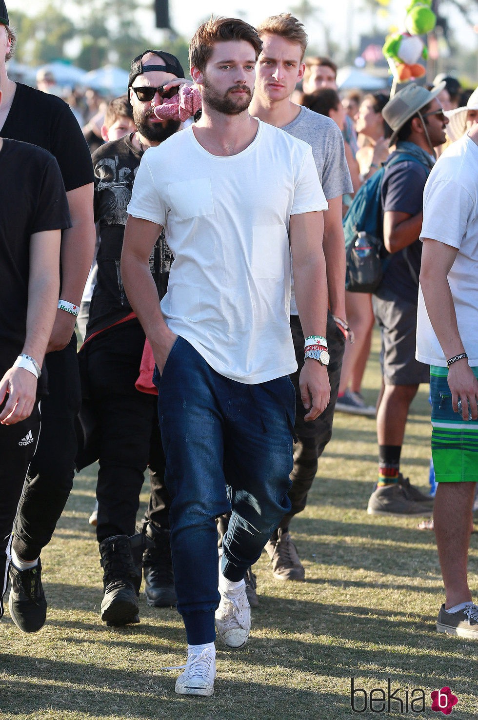 Patrick Schwarzenegger paseando tranquilamente en el Festival de Coachella 2015