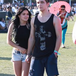 Ariel Winter y su novio Laurent Claude en el Festival de Coachella 2015