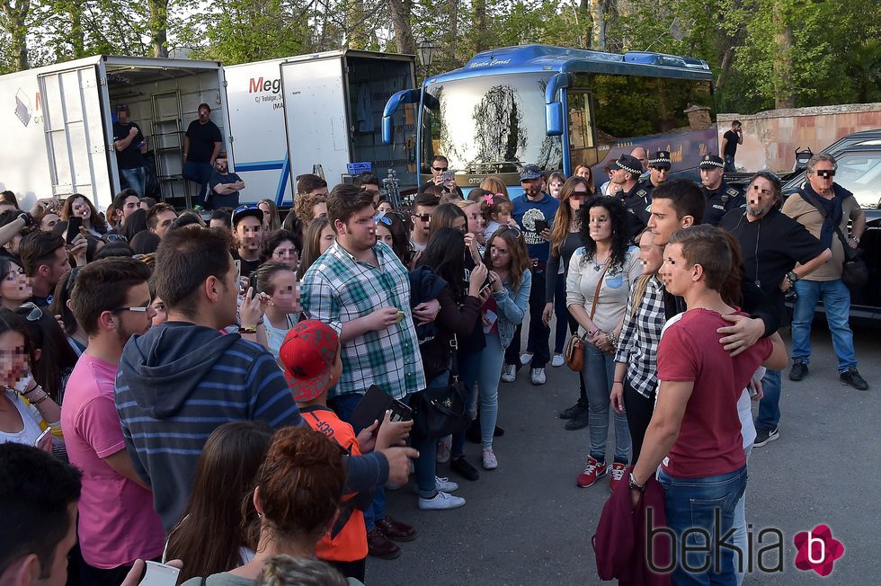 Álex González con una multitud en el rodaje de 'El Príncipe' en Granada