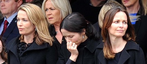 Andrea, Caroline y Sharon Corrs desconsoladas en el funeral de su padre Gerry Corrs