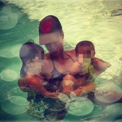 Raquel Perera con sus hijos Dylan y Alma dándose un chapuzón