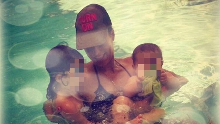 Raquel Perera con sus hijos Dylan y Alma dándose un chapuzón