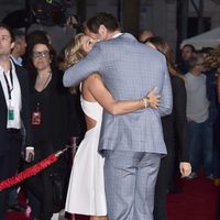 Elsa Pataky abrazando a Chris Hemsworth en el estreno de 'Los vengadores: la era de Ultron' en Los Angeles