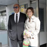 Ana Rosa Quintana y Juan Muñoz visitando a Joaquín Prat Bravo en el hospital