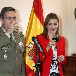 La Reina Letizia no prueba el vino en un brindis por el Rey en la Academia de Artillería de Segovia