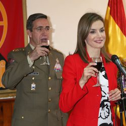 La Reina Letizia no bebe vino en un brindis por España en la Academia de Artillería de Segovia