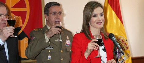 La Reina Letizia no bebe vino en un brindis por España en la Academia de Artillería de Segovia