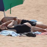 Penélope Cruz y Javier Bardem durante un día de playa en Hawai