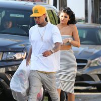 Kylie Jenner y su novio Tyga haciendo compras por Hollywood