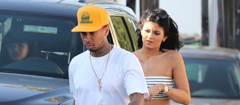 Kylie Jenner y su novio Tyga haciendo compras por Hollywood