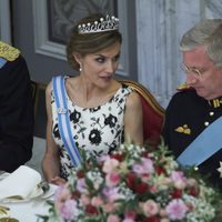 La Reina Letizia hablando con Felipe de Bélgica en el 75 cumpleaños de Margarita de Dinamarca