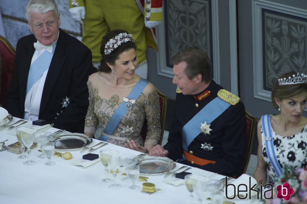 Mary de Dinamarca hablando con Enrique de Luxemburgo en el 75 cumpleaños de Margarita de Dinamarca