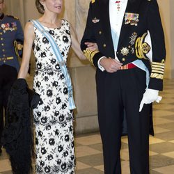 Los Reyes Felipe y Letizia se dedican una tierna mirada en el 75 cumpleaños de Margarita de Dinamarca