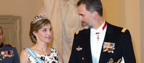 Los Reyes Felipe y Letizia se dedican una tierna mirada en el 75 cumpleaños de Margarita de Dinamarca