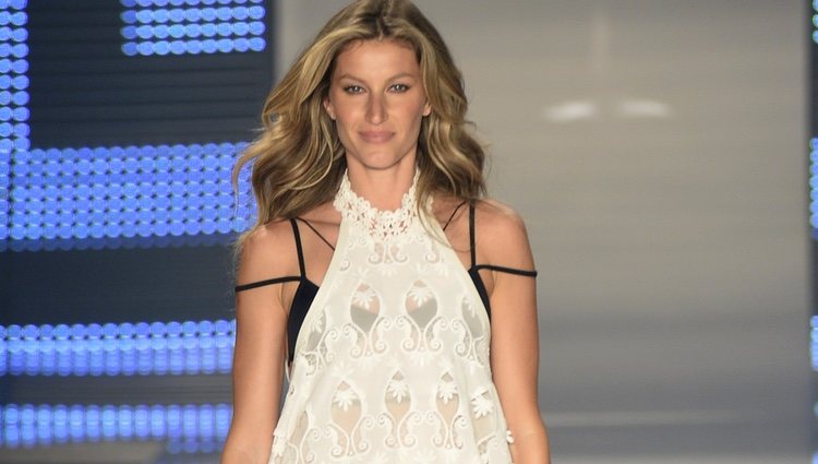 Gisele Bündchen desfila por última vez para Colcci en la Semana de la Moda de Sao Paulo