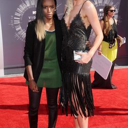 Ireland Baldwin y su novia Angel Haze en los MTV Music Awards 2014