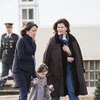 Marie de Dinamarca con su hija Athena y Silvia de Suecia en el 75 cumpleaños de Margarita de Dinamarca