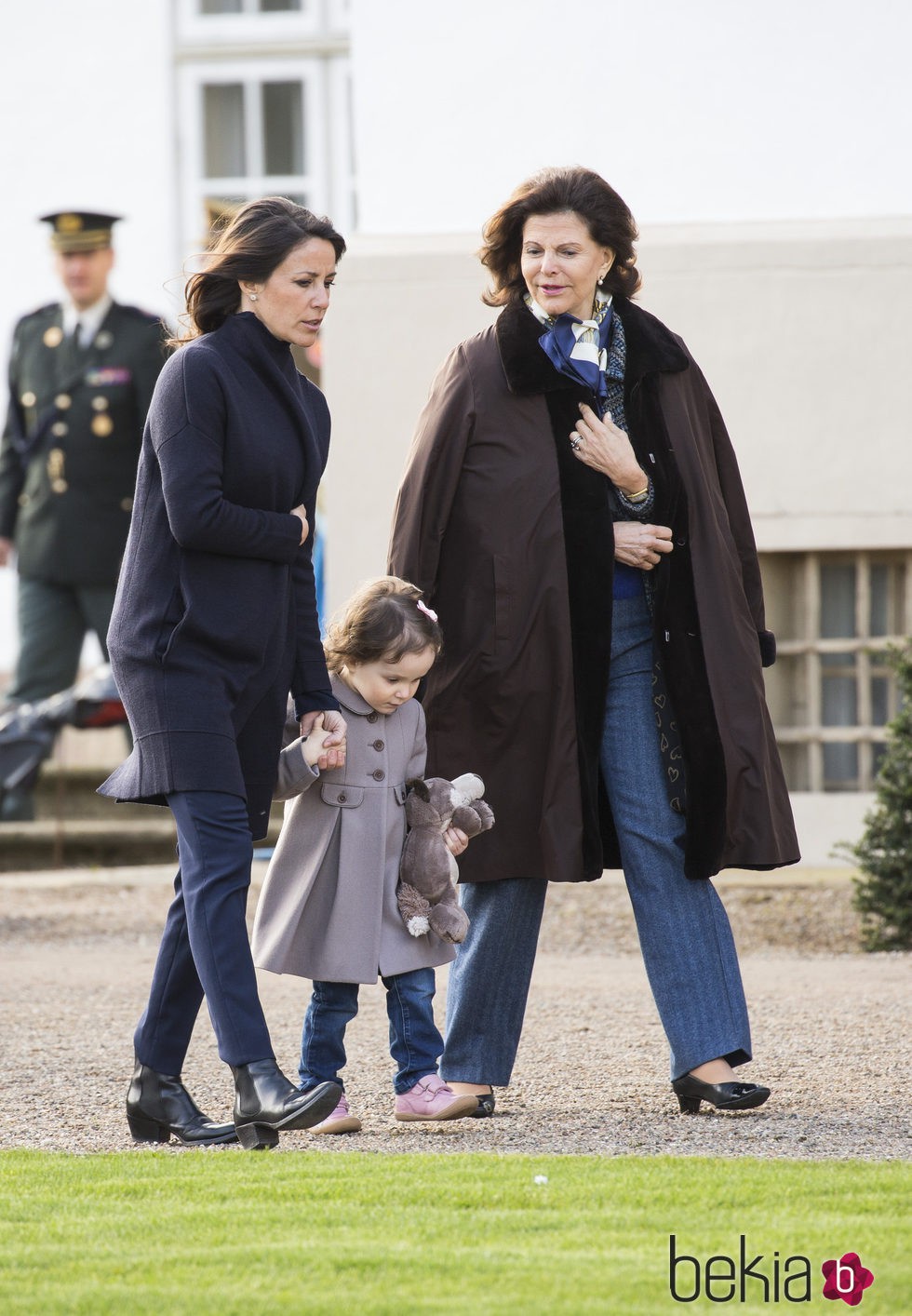 Marie de Dinamarca con su hija Athena y Silvia de Suecia en el 75 cumpleaños de Margarita de Dinamarca