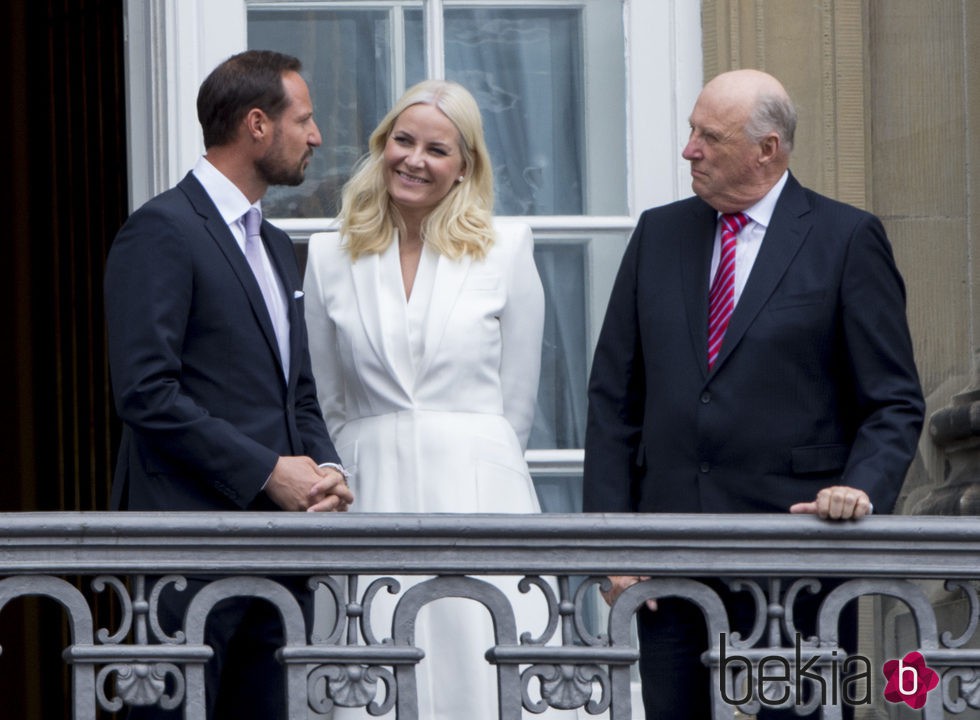 El Rey Harald con Haakon y Mette-Marit de Noruega en el 75 cumpleaños de Margarita de Dinamarca