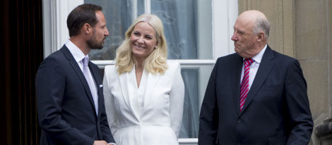 El Rey Harald con Haakon y Mette-Marit de Noruega en el 75 cumpleaños de Margarita de Dinamarca