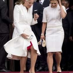 Mette-Marit de Noruega y Victoria de Suecia, a punto de salir volando en el 75 cumpleaños de Margarita de Dinamarca